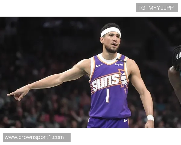 布克回应裁判判罚称其对詹姆斯手腕犯规的说法不实并已回放确认