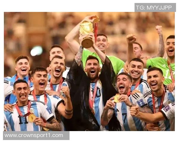 阿尔瓦雷斯与梅西迪马利亚合影庆祝世界杯夺冠三周年纪念