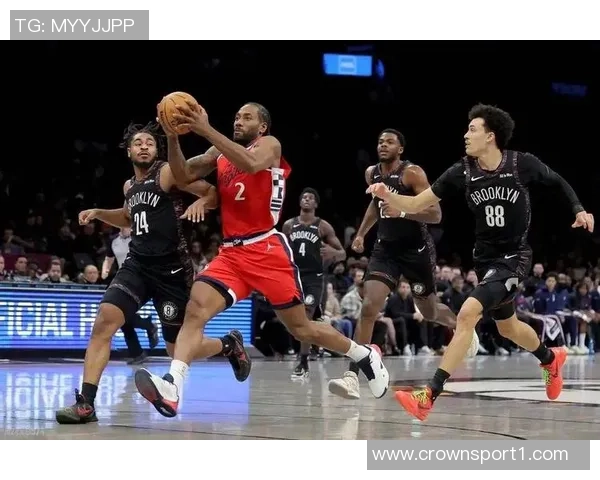 伦纳德遭严密防守半场表现平平仅得14分4板3助2断仍展现巨星风范