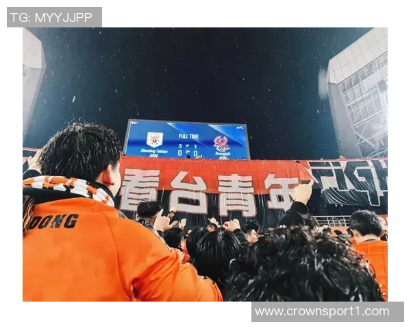 北看台球迷用手电筒拼出冠军奖杯形状为国安加油助威亚冠二国安战麦克阿瑟